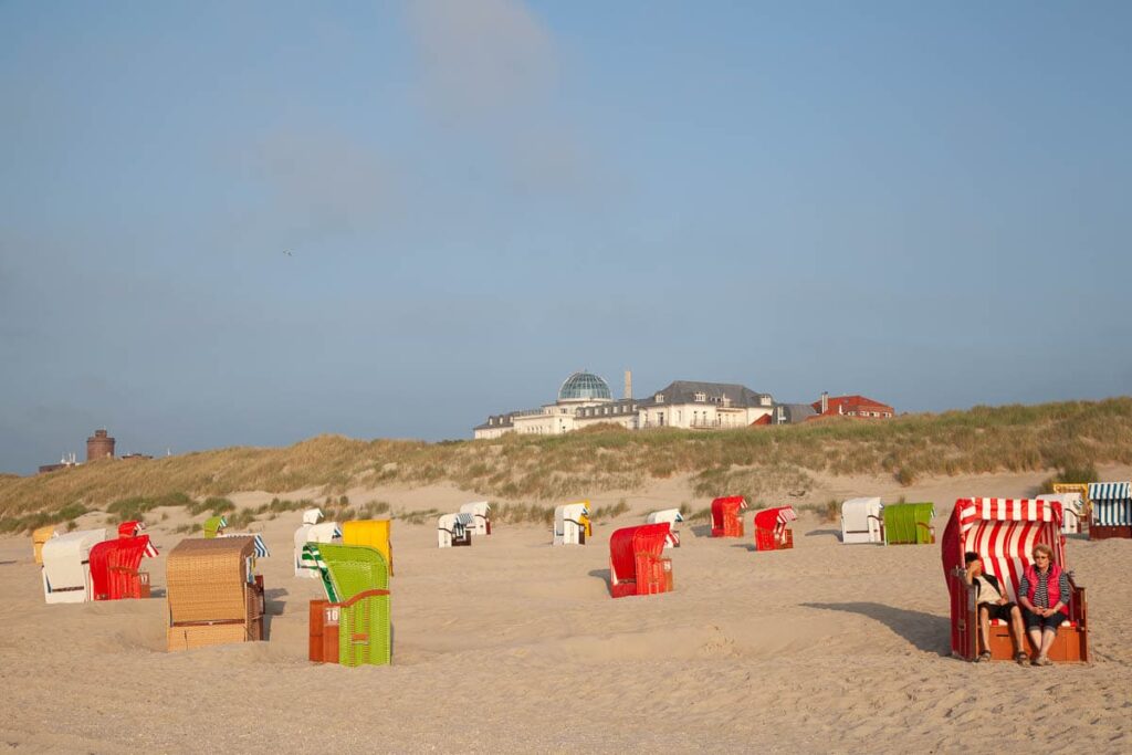 Strandkorven op het strand van Juist, Duitsland. Op de achtergrond Strandhotel Kurhaus.