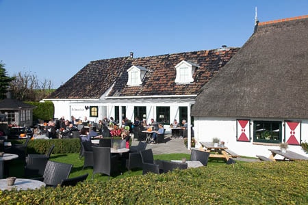 Het terras van restaurant De zwarte Haan