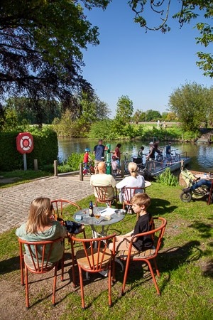 Het terras van het 'Kriebelmuitse aan de Leie'