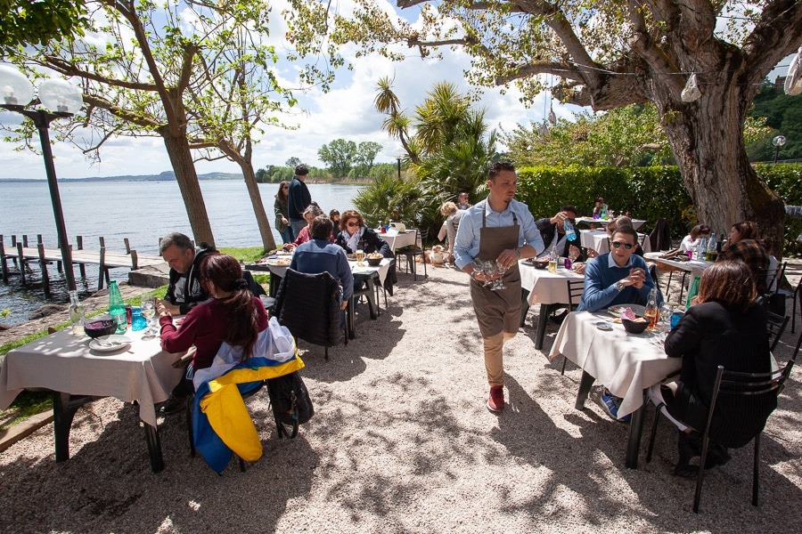 Het terras van restaurant Da Giggetto aan het Lago di Bolsena