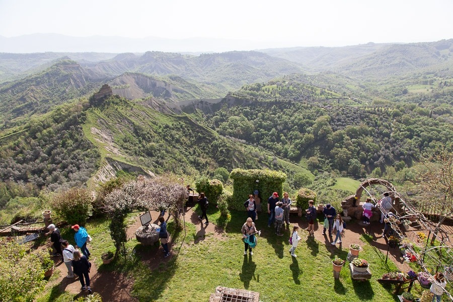 Tuin aan de rand van de vesting van Civita-de-Bagnoregio