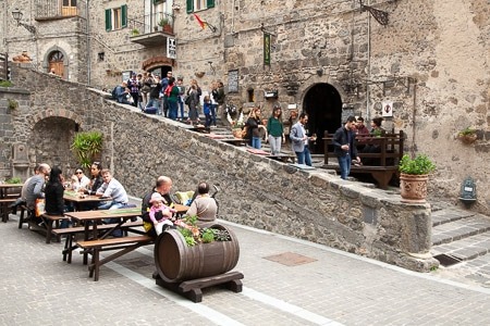 Het terras van Enoteca Aenos in Bolsena