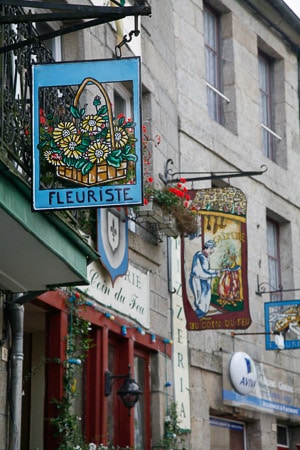Uithangborden bij winkels in Moncontour, Bretagne