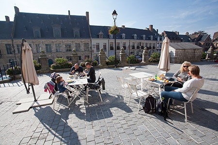 Het terras van Estaminet Kerelshof in Kassel in Frans Vlaanderen