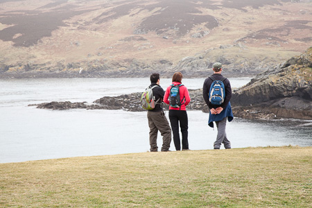 Wandelaars kijken naar zeehonden bij Calf of Man, Isle of Man