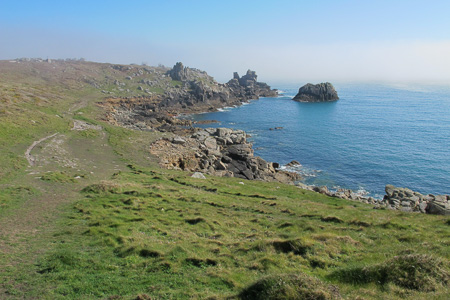 Kust met gras en rotsen op de Scilly Isles