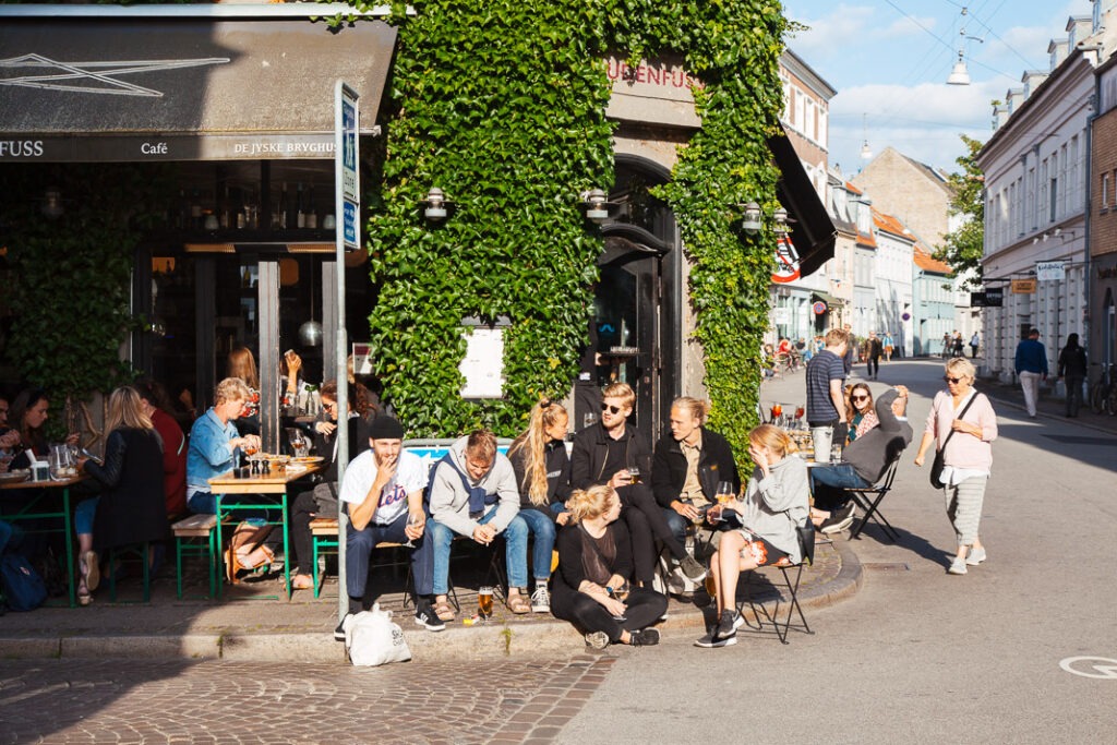 Jongeren op een terras in Aarhus