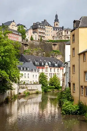 Grund, zicht op de bovenstad en rivier de Alzette in Luxemburg Stad