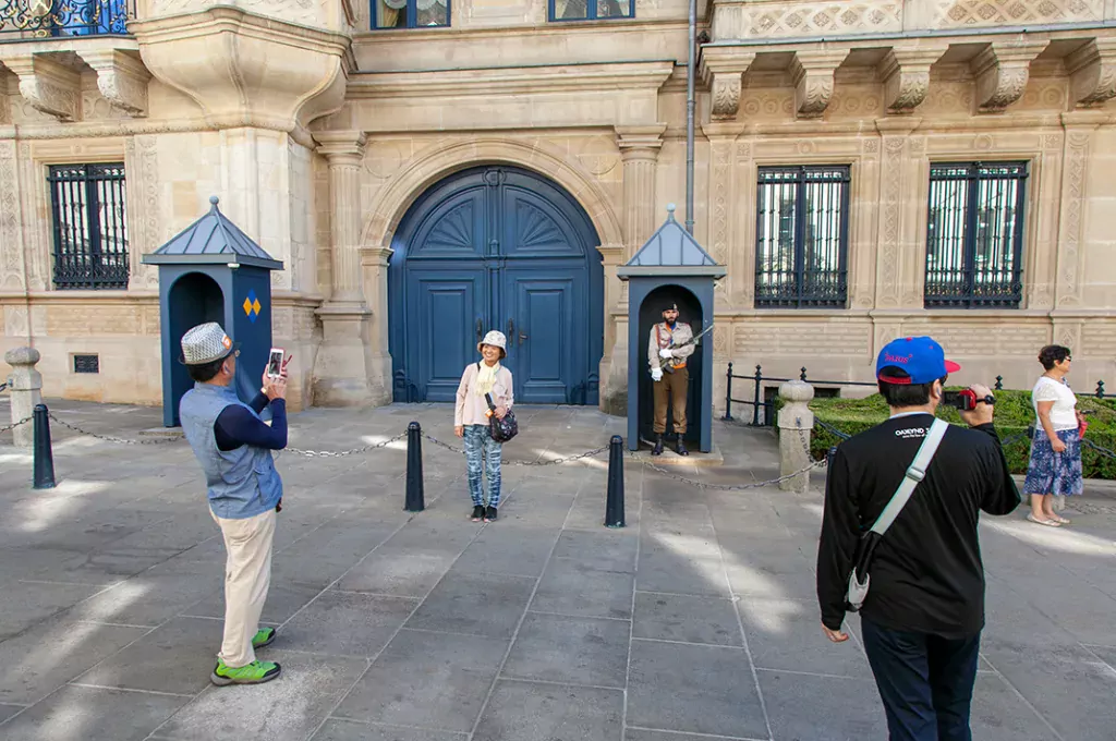 Poseren bij de wacht voor het Groothertogelijk Paleis in Luxemburg-Stad