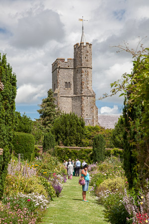 Bezoekers in de tuin van Goodnestone Park in Kent