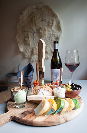 Borrelplank bij Wijnbar Zuster Margaux