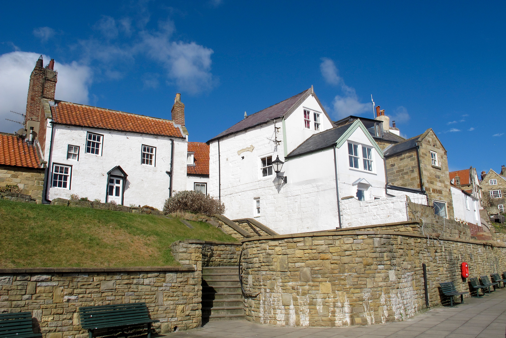 Witte huizen aan de kust van Robin Hood's Bay