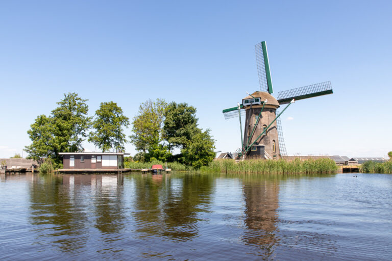 Molen en woonboot op de Kagerplassen